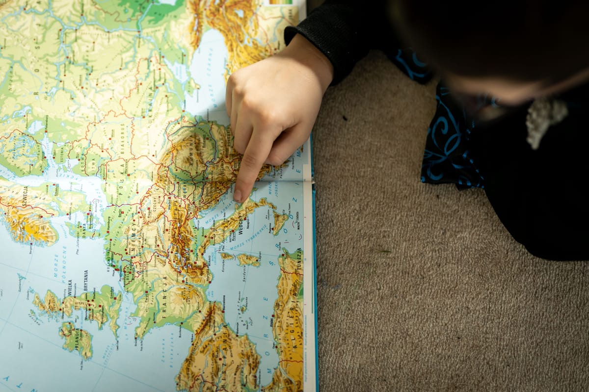 Uczeń pracuje z atlasem geograficznym